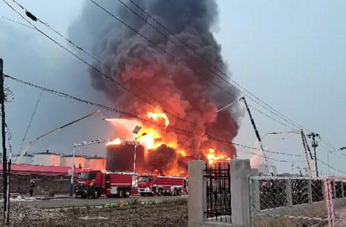 三亿体育压缩空气泡沫消防车救援广东省佛山市高明区火灾