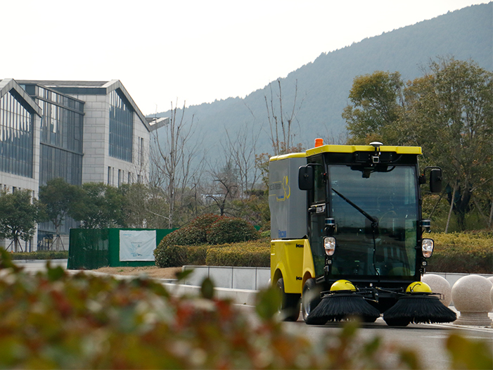 三亿体育无人驾驶扫路机在徐州珠山艺术街区作业