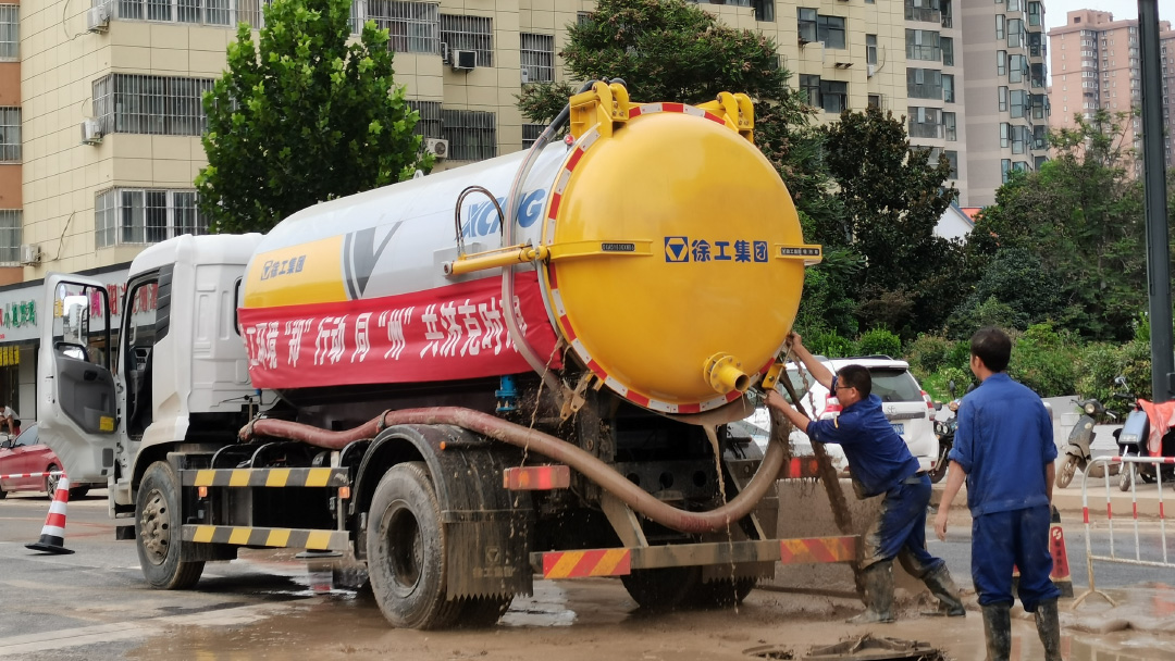 三亿体育吸污车驰援郑州特大暴雨