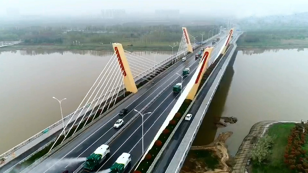 三亿体育环卫装备在六安赤壁路大桥作业