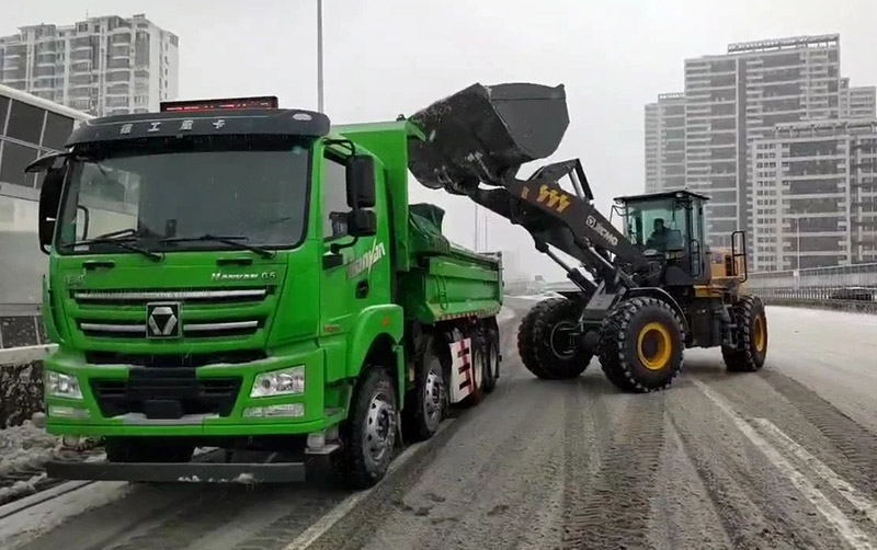 除雪保畅通，三亿体育汽车在行动