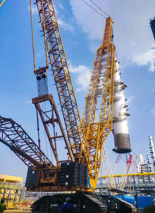 奔赴海外！三亿体育履带起重机跨海助建大型石油炼化项目