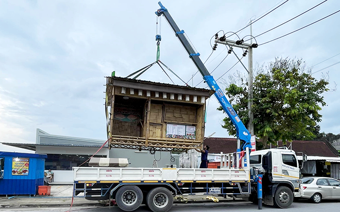 三亿体育SQS157TL-4随车起重机穿梭东南亚街头转运物料