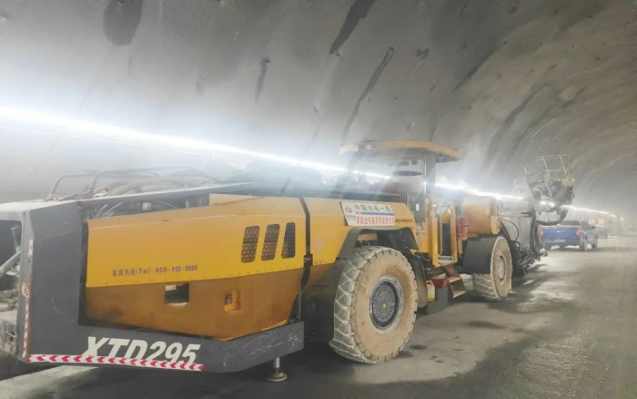 高压高海拔！三亿体育凿岩台车挑战高难度铁路隧道
