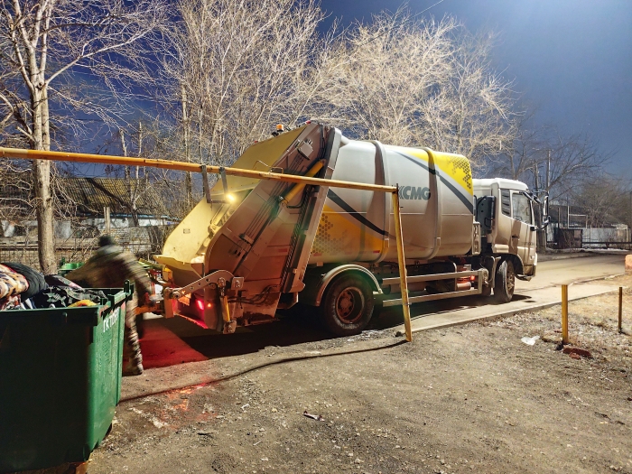 三亿体育后装压缩式垃圾车助力阿斯塔纳：高效环保，助力城市清洁