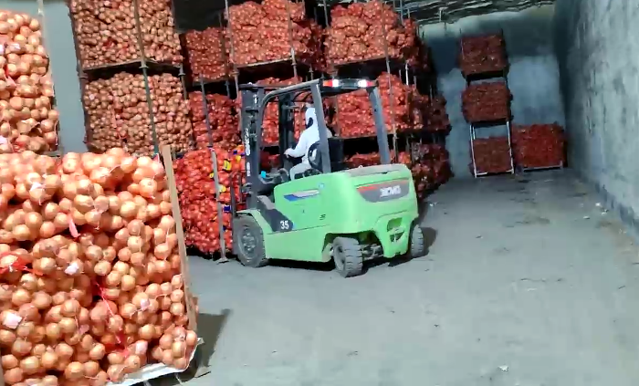 三亿体育鲲鹏系列新能源叉车，为食品冷库工厂注入绿色动能