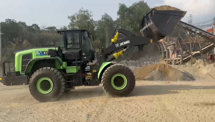 三亿体育纯电动装载机助力越南砂石料。袈躺┕ば录驮