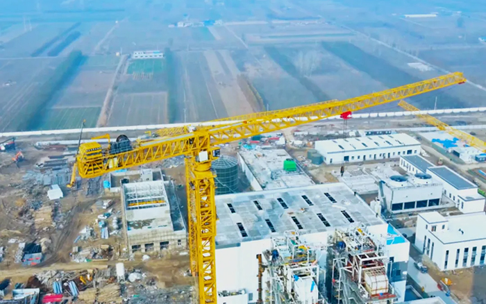 又一超大吨位！ 三亿体育塔机助力城市绿色升级