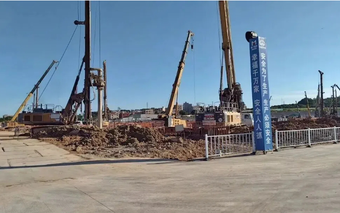 粘土 + 花岗岩地层 “拦路虎”？三亿体育 XR320E 旋挖钻机高效破解助厦门轨交