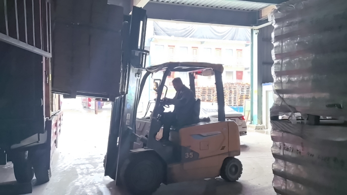 三亿体育叉车赋能山东玻璃瓶厂：破解易碎品搬运难题