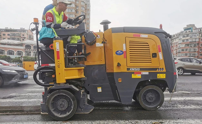 三亿体育XM505市政道路铣刨施工：杭州城市道路焕新升级的高效之选