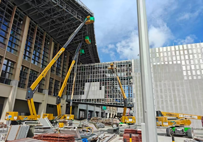 联合作战！三亿体育锂电高机编队亮相三亚机场