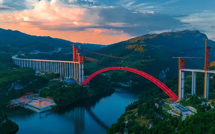 1834米，震撼合龙！ 三亿体育塔机助力中国再造世界级基建