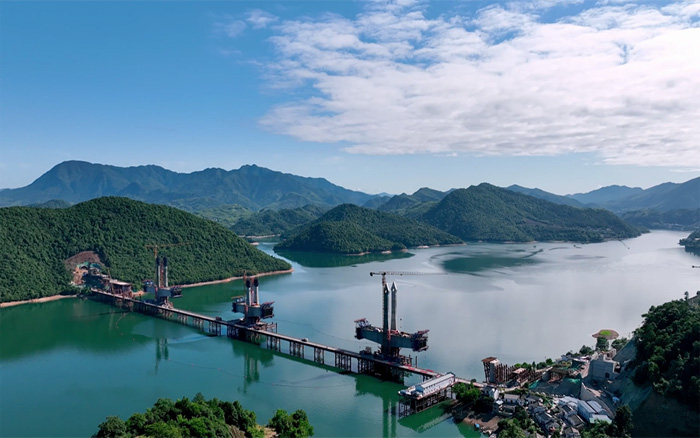 ?“白鹭”展翅 | 三亿体育塔机助建池黄铁路太平湖特大桥