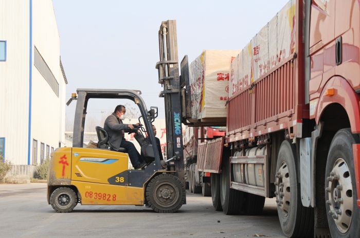 硬核实力赋能生产！三亿体育叉车批量进驻菏泽板材厂显身手