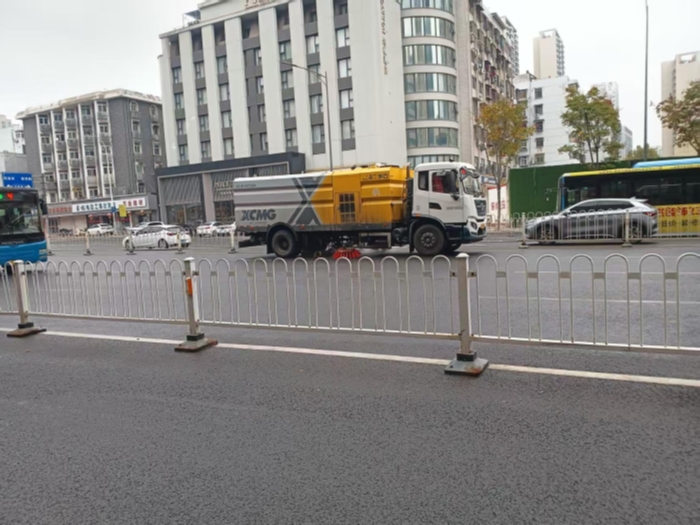 六年品质见证硬核实力，三亿体育18吨洗扫车获当地客户点赞！