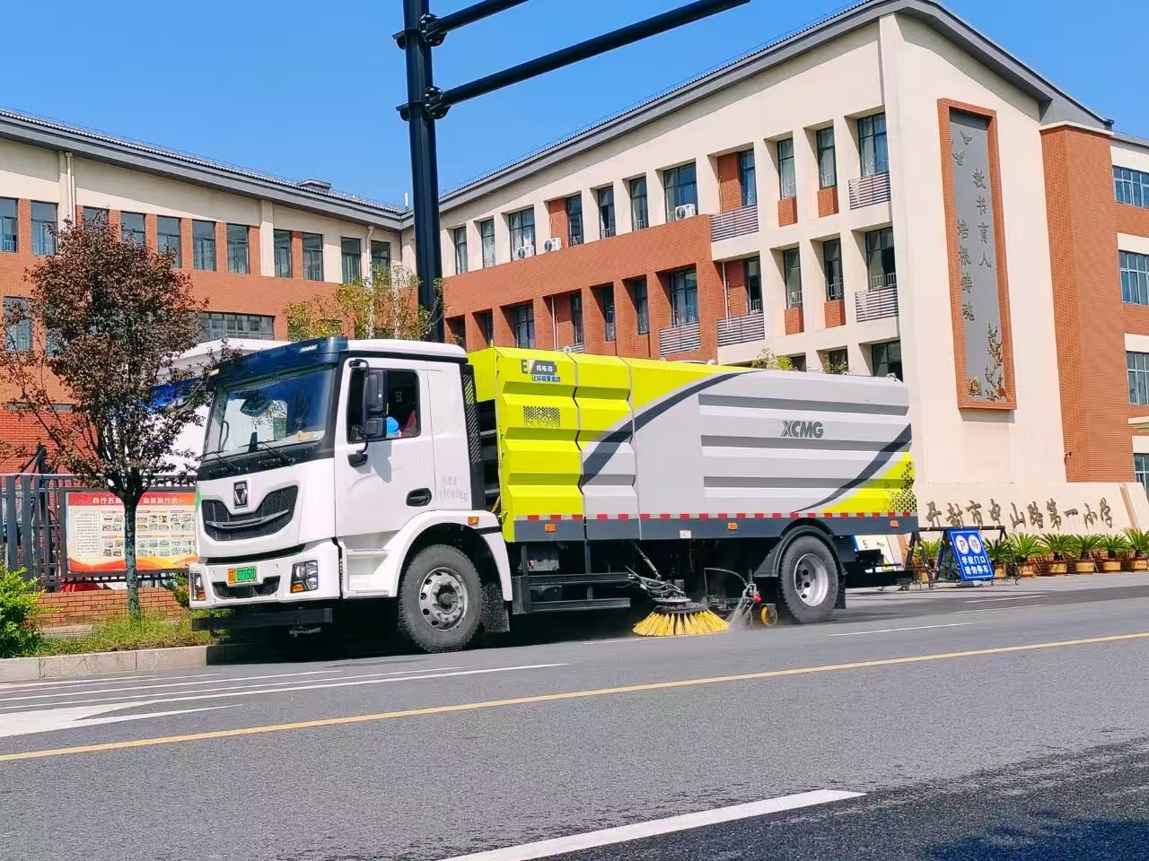 三亿体育洗扫车“硬核出击”，开封中山路焕新升级