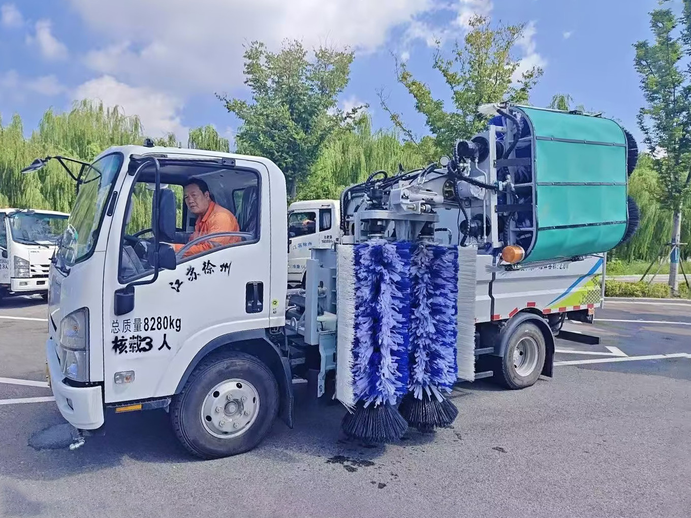 三亿体育护栏清洗车：智慧守护徐州经开区的“城市美学”