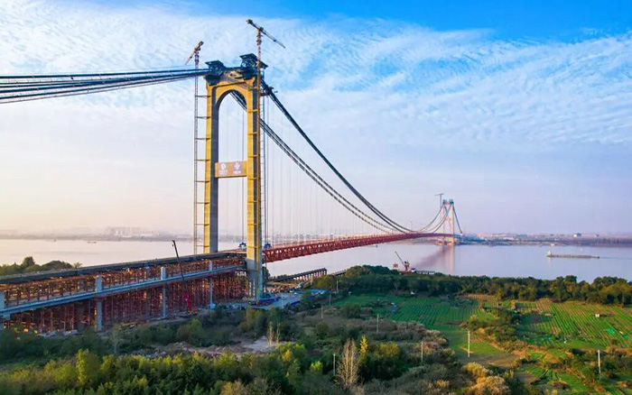 一桥飞架南北！三亿体育塔机助力世界级工程燕矶长江大桥顺利合龙