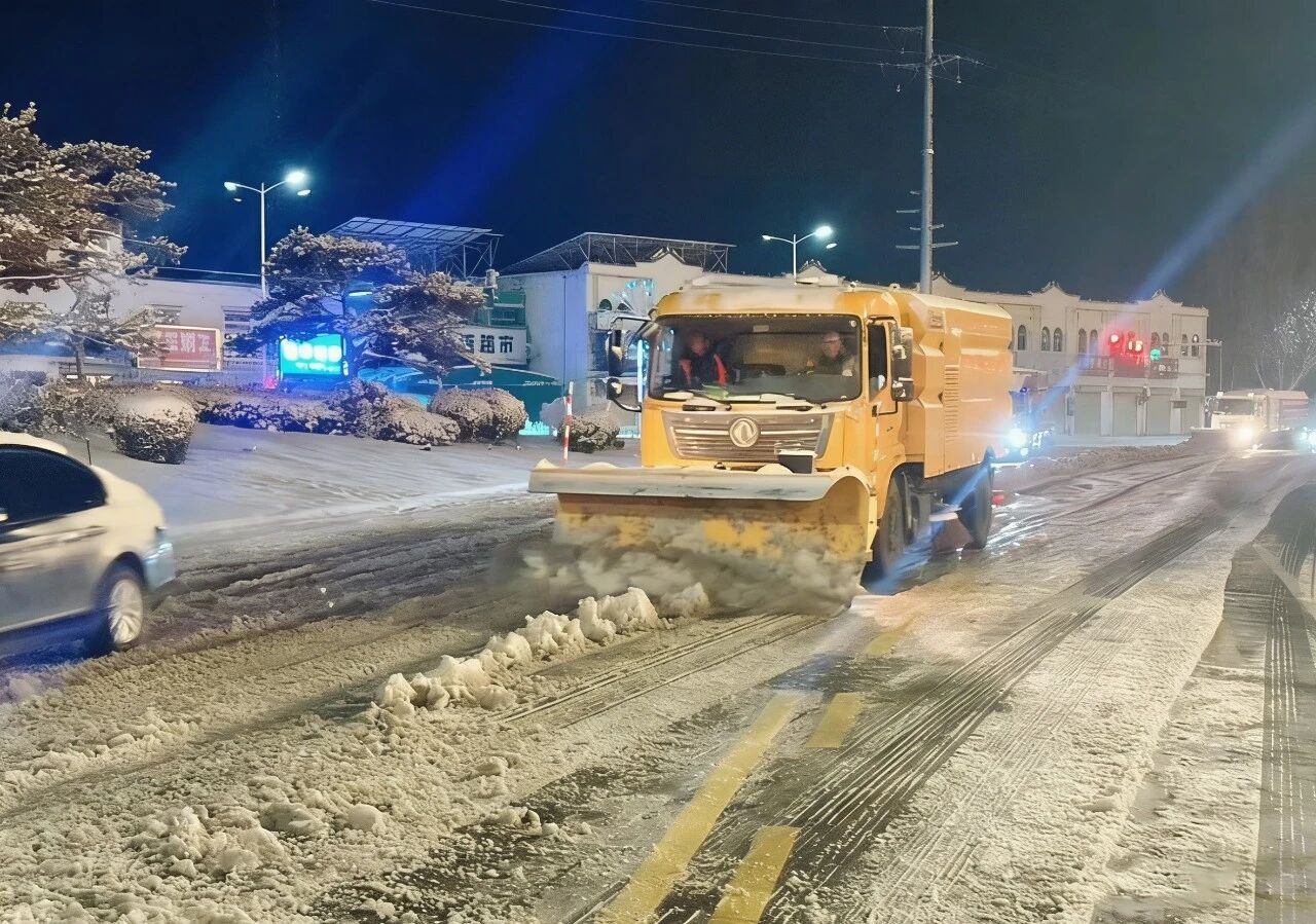 18小时连轴转！三亿体育除雪设备硬核出击保通畅