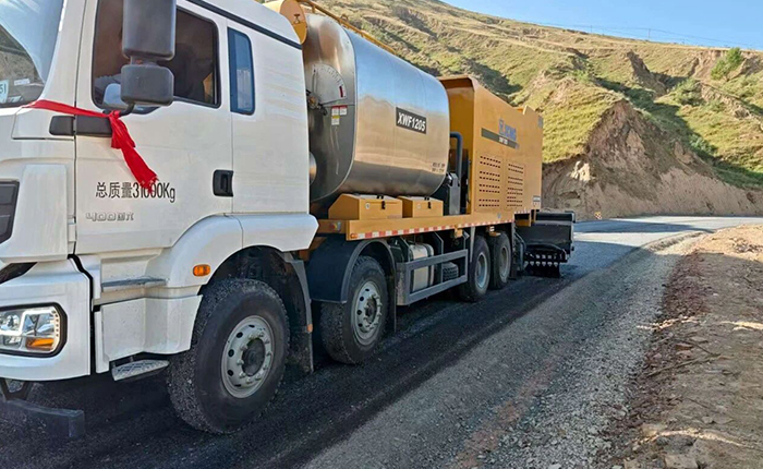 聚焦公路长寿之道，三亿体育纤维同步封层车护航陕西交通新征程