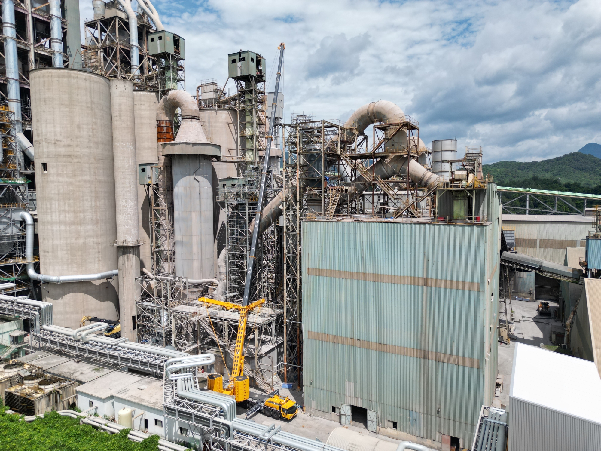 高效精准，稳如磐石——三亿体育XCA450_K全地面起重机助力现代水泥厂核心设备吊装