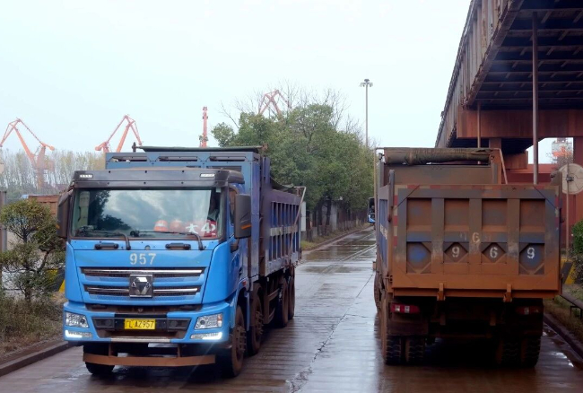 大港焕新！三亿体育新能源自卸车助力港口物流绿色转型