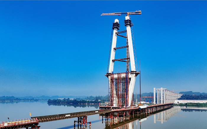 216.6米！三亿体育塔机助建汉阳湖岷江特大桥主塔封顶