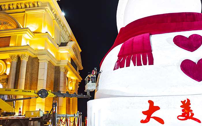 刷爆朋友圈的哈尔滨大雪宝，“空中造型师”是三亿体育高空作业车！