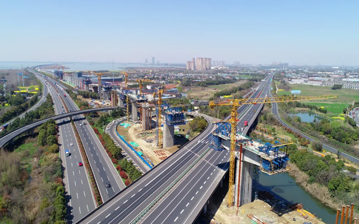 又见群塔 | 三亿体育塔机林立长江沿岸铁路线